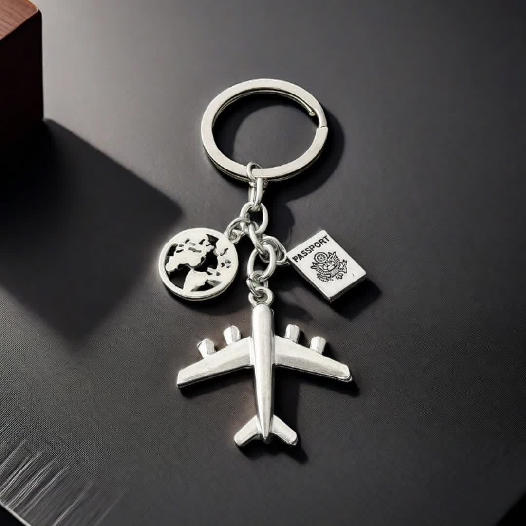 ViajeAmor DN — Llavero de Acero Inoxidable con Charms de Maleta, Globo y Avión (Grabado “Travel with Love”)