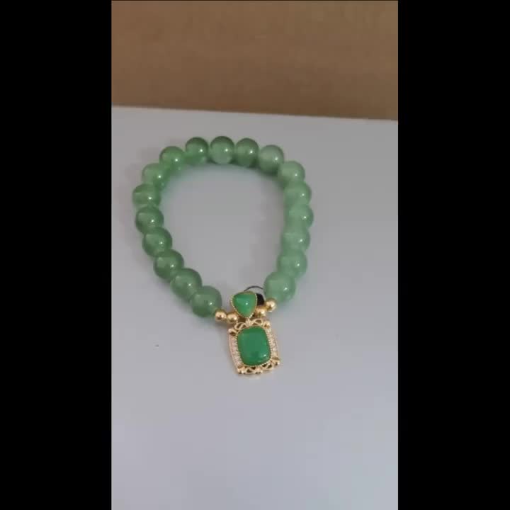 JadeLuz DR — Elegant Bracelet with Glass Beads and Synthetic Jade Charm