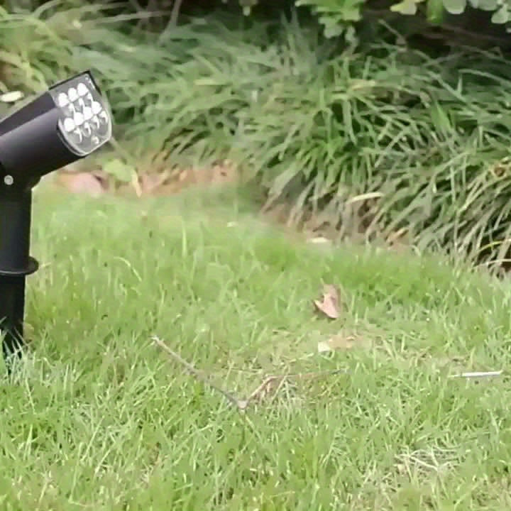 7LED Solar Powered Spotlight, Solar Charging, Wall Mount/Ground Stake Dual Use, Portable and Easy to Place, Landscape and Path Lighting, Flexible and Convenient Installation, Suitable for Porch, Fence, Yard Trees, Flower Beds