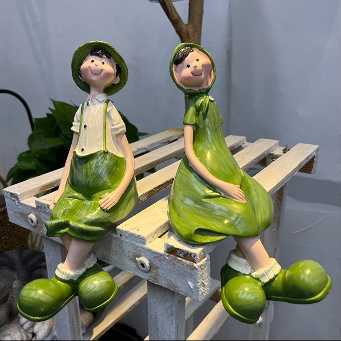 DuendeVerde NN — Set de 2 Figuras Decorativas en Resina Pintadas a Mano (Estilo Art Deco para Jardín y Eventos)