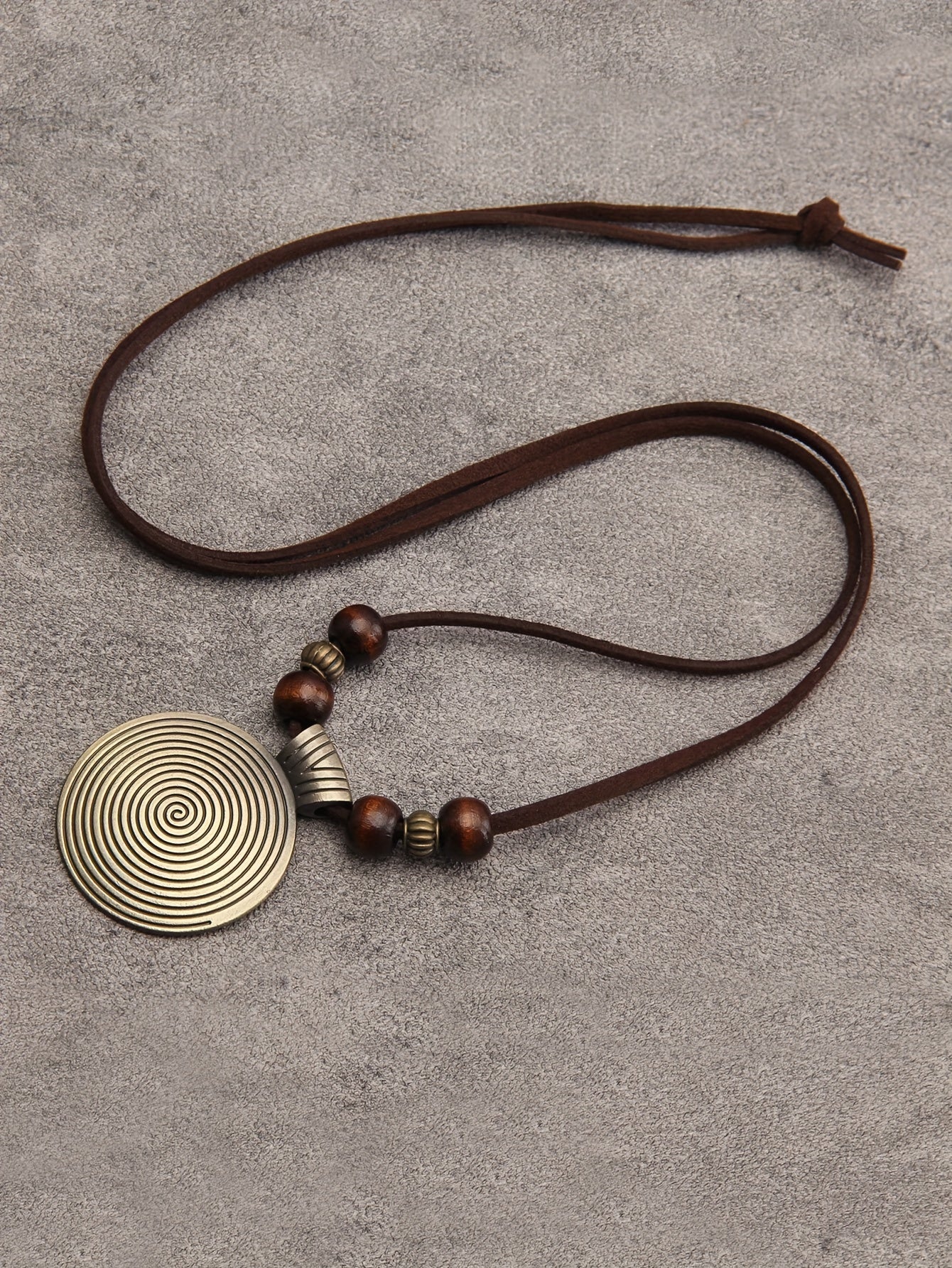 ZodiBoho TP — Collar Largo Bohemio Vintage con Cuentas de Madera y Dije Espiral Zodiacal