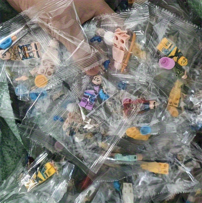 MiniHumans QX — Set de 25 Figuras Apilables con Diseño Alegre (Plástico Resistente, Uso Interior y Exterior)