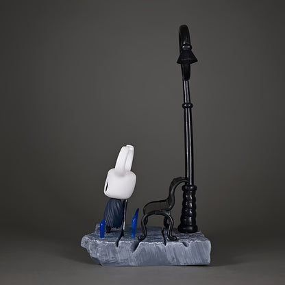 ✨ Big-Eyed Night — Escultura Bajo el Farol