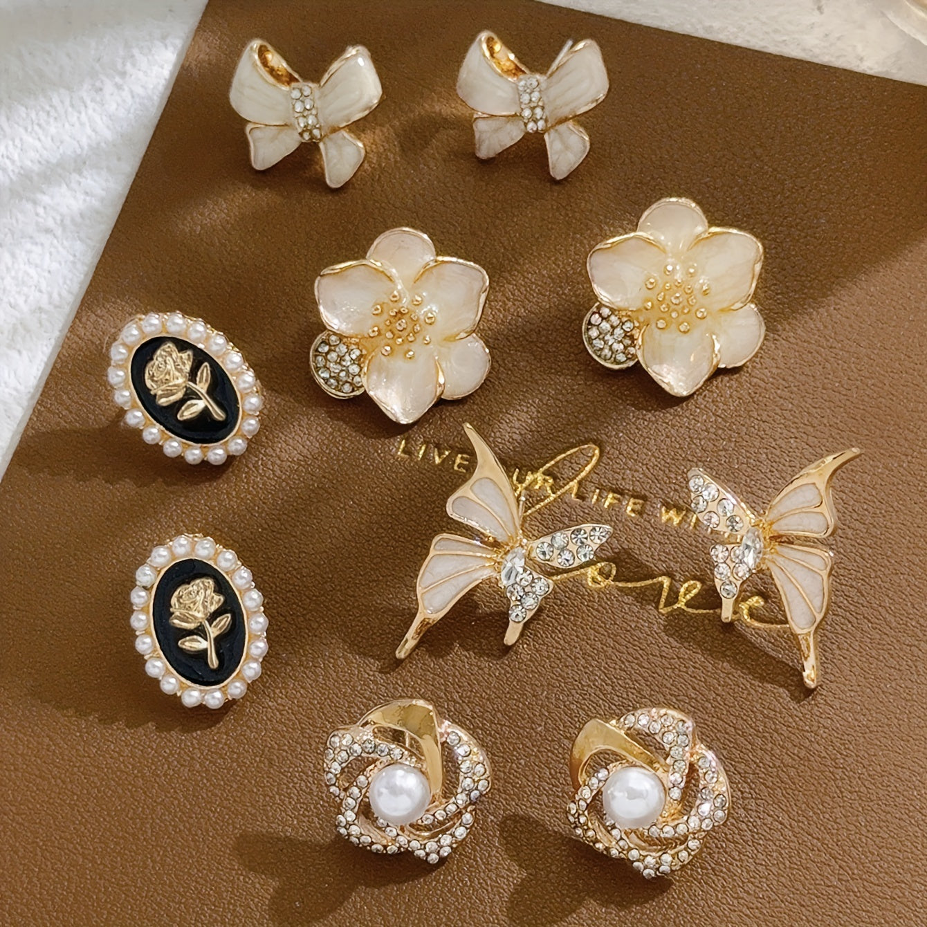 FleurLuxe — Set de 5 Pares de Aros Vintage con Incrustaciones de Vidrio y Detalles Franceses