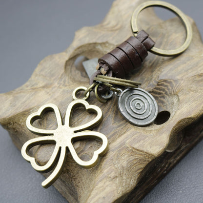 TrébolBronce GX — Llavero Vintage para Hombre con Detalle de Corazón y Correa Trenzada (Estilo Casual)