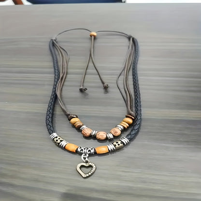 CorazónTrenzado — Collar Boho Vintage con Dije de Corazón y Cuentas de Madera (2025)