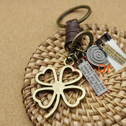 TrébolBronce GX — Llavero Vintage para Hombre con Detalle de Corazón y Correa Trenzada (Estilo Casual)