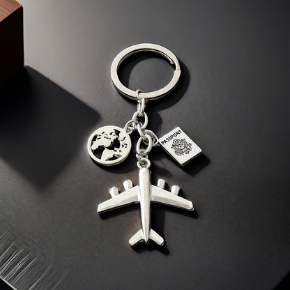 ViajeAmor DN — Llavero de Acero Inoxidable con Charms de Maleta, Globo y Avión (Grabado “Travel with Love”)