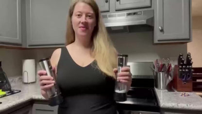 GrindLux WA — Set de 2 Molinillos Eléctricos de Sal y Pimienta con Pantalla LED (Acero Inoxidable 301, USB Recargable, Base Combinada)