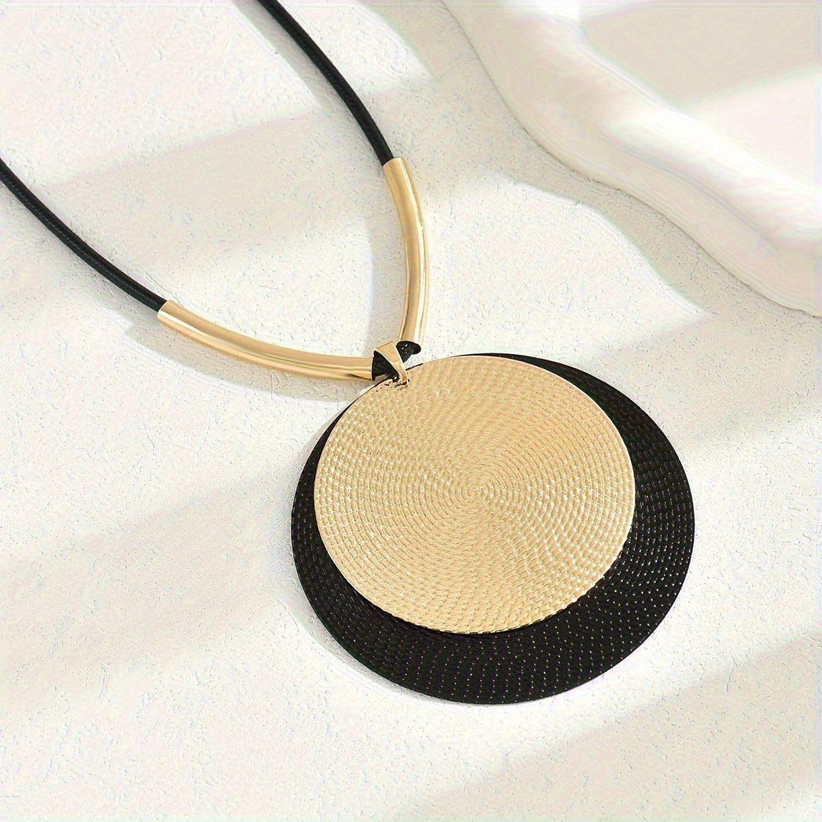 1pc Bohemian Retro Geometric Pendant Necklace - Black & Golden Queen-Inspired Jewelry with Intricate Stitching, Versatile for Daily Wear & Parties, Women's Fashion Accessory, Party Accessory, Textured Design