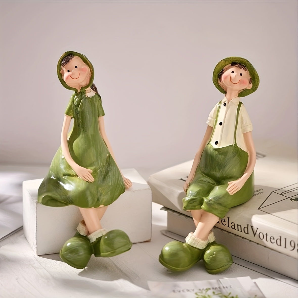 DuendeVerde NN — Set de 2 Figuras Decorativas en Resina Pintadas a Mano (Estilo Art Deco para Jardín y Eventos)