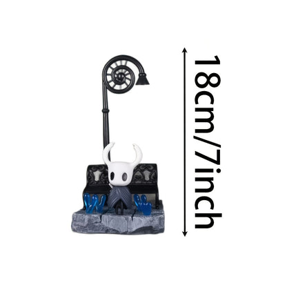 ✨ Big-Eyed Night — Escultura Bajo el Farol