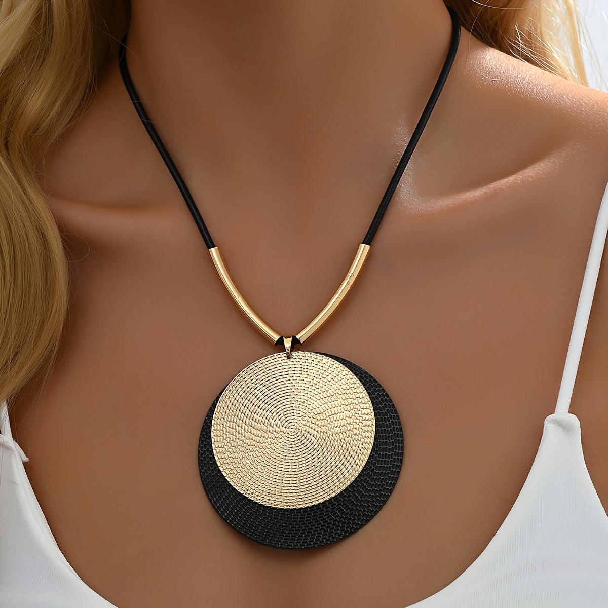 1pc Bohemian Retro Geometric Pendant Necklace - Black & Golden Queen-Inspired Jewelry with Intricate Stitching, Versatile for Daily Wear & Parties, Women's Fashion Accessory, Party Accessory, Textured Design