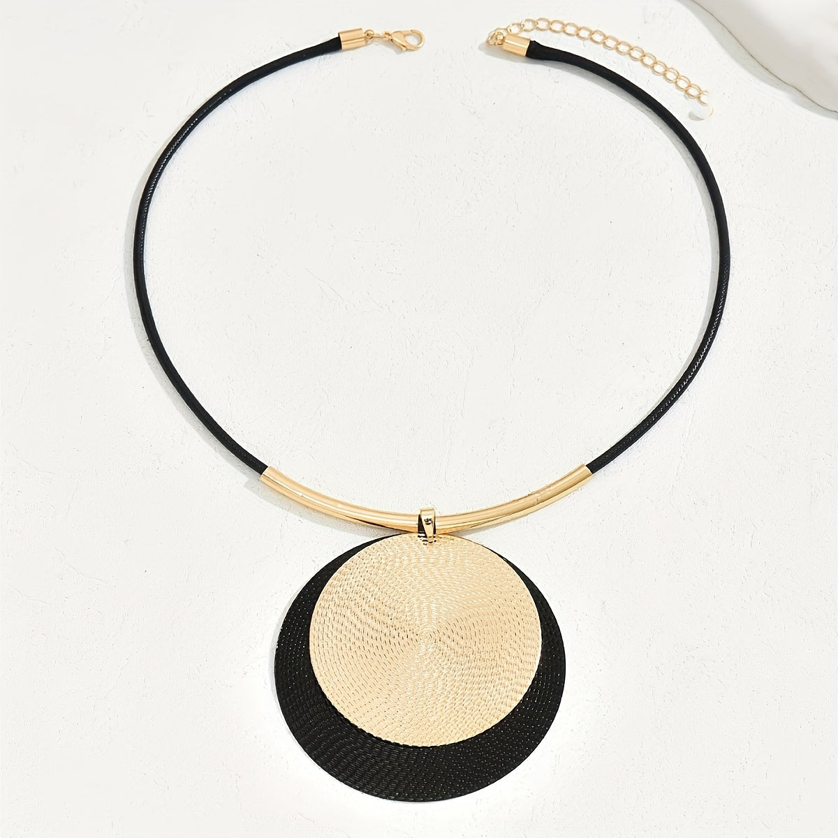1pc Bohemian Retro Geometric Pendant Necklace - Black & Golden Queen-Inspired Jewelry with Intricate Stitching, Versatile for Daily Wear & Parties, Women's Fashion Accessory, Party Accessory, Textured Design