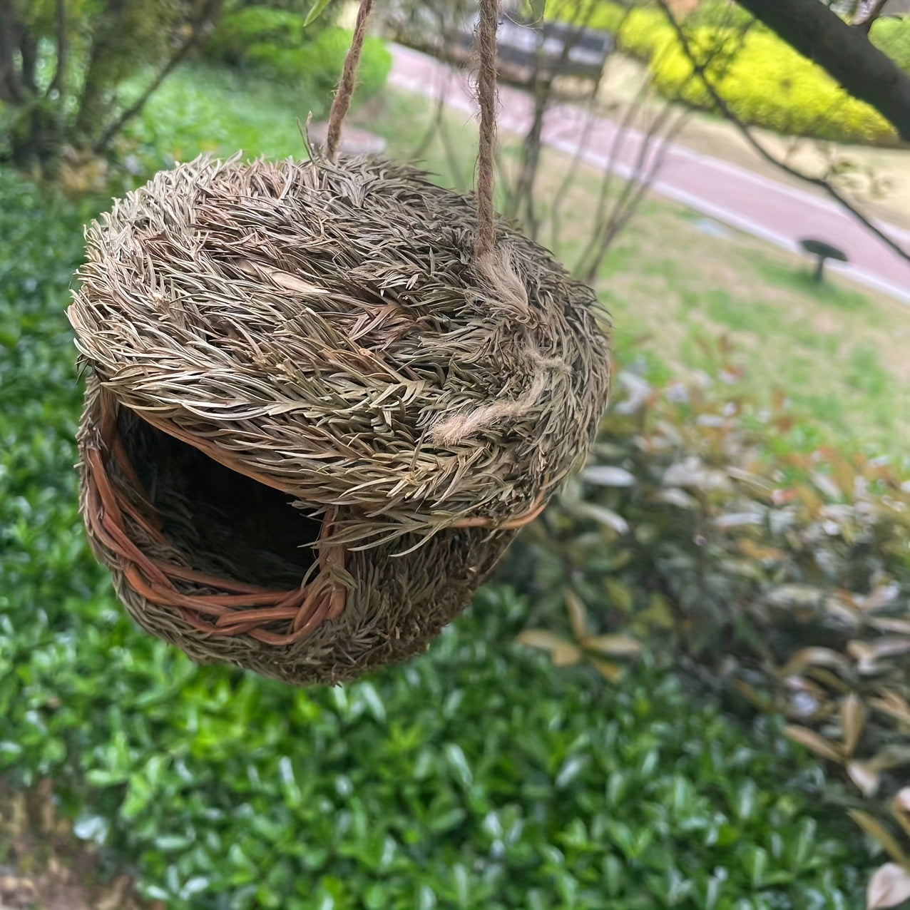1pc Handmade Grass Bird Nest, Pine Needle Woven Parrot Nest Pearl Bird Nest Warm And Coldproof, Small Pet Ideal Hideout, Pastoral Yard Aerial Charm Round Bird House, Bird Nesting Box