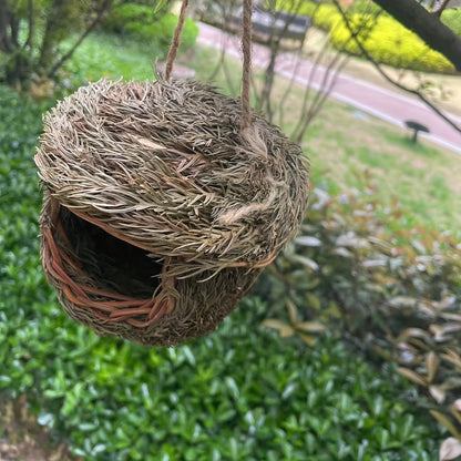 NestCharm HP — Nido Artesanal de Pasto para Aves (Forma Redonda, Tejido con Agujas de Pino, Ideal para Jardines y Mascotas Pequeñas)